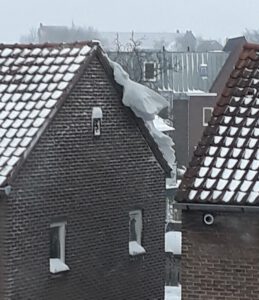 sneeuw over dakrand